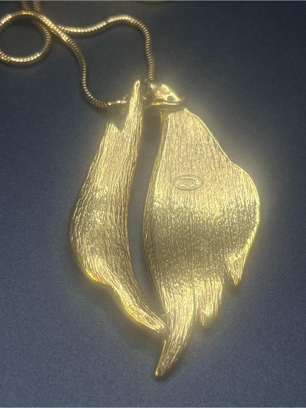 Vintage Trifari Cream Enamel Leaf Pendant Gold Tone Necklace - Picture 8 of 8
